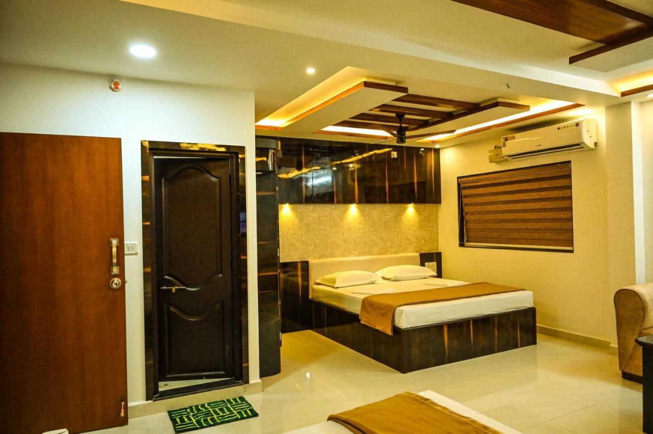 S S Residency Hotel Padubidri Bagian luar foto