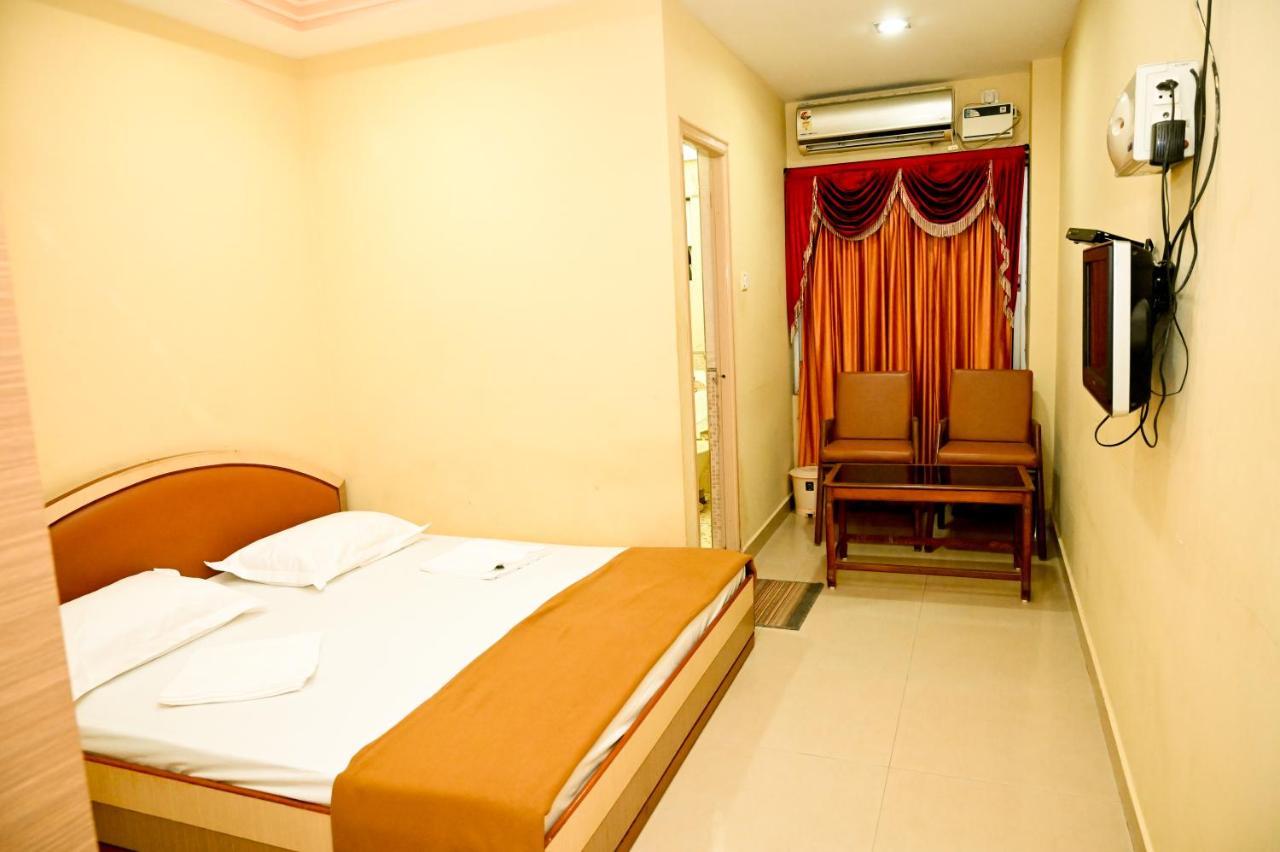S S Residency Hotel Padubidri Bagian luar foto