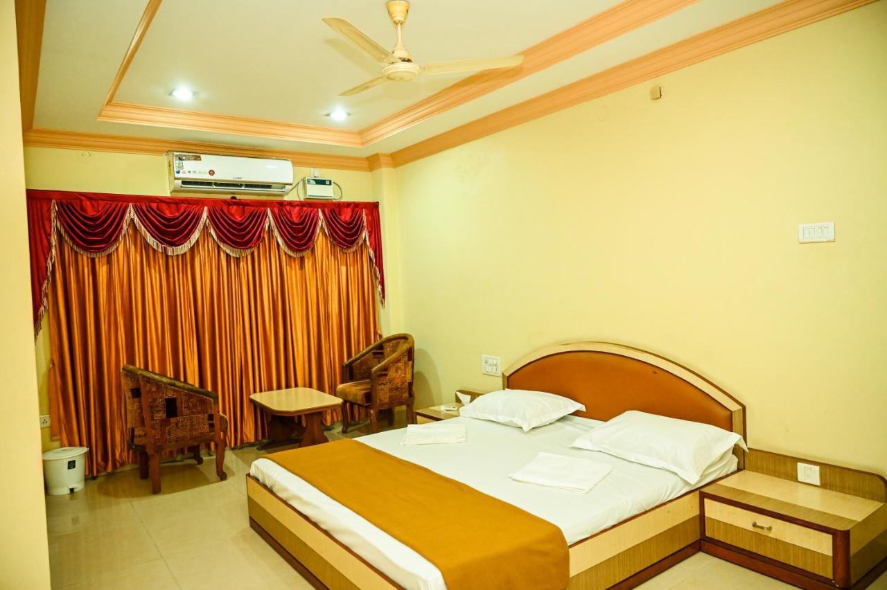 S S Residency Hotel Padubidri Bagian luar foto