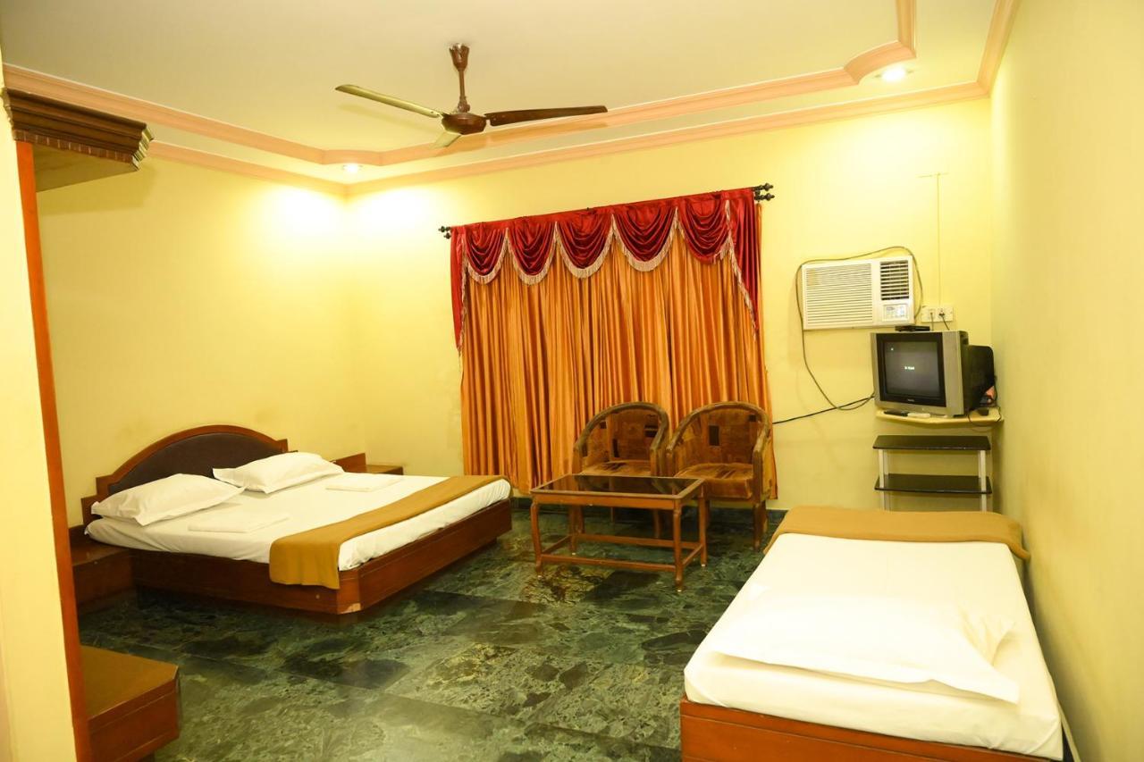 S S Residency Hotel Padubidri Bagian luar foto
